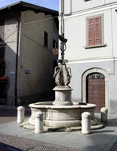 La fontana nella piazza di Capo di Ponte.